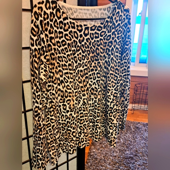 Beautiful Silky Leopard Print Rayon Sweater - Picture 2 of 7